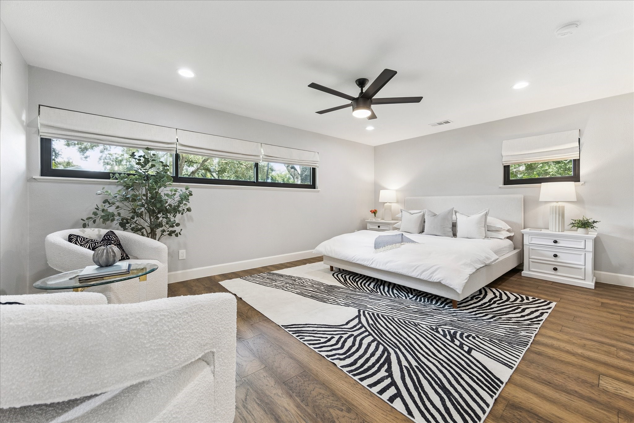 5414 Sanford Road Houston, TX 77096 - Photo 19 of 32 The expansive primary suite easily accommodates a king-size bed, additional furnishings and a sitting area.