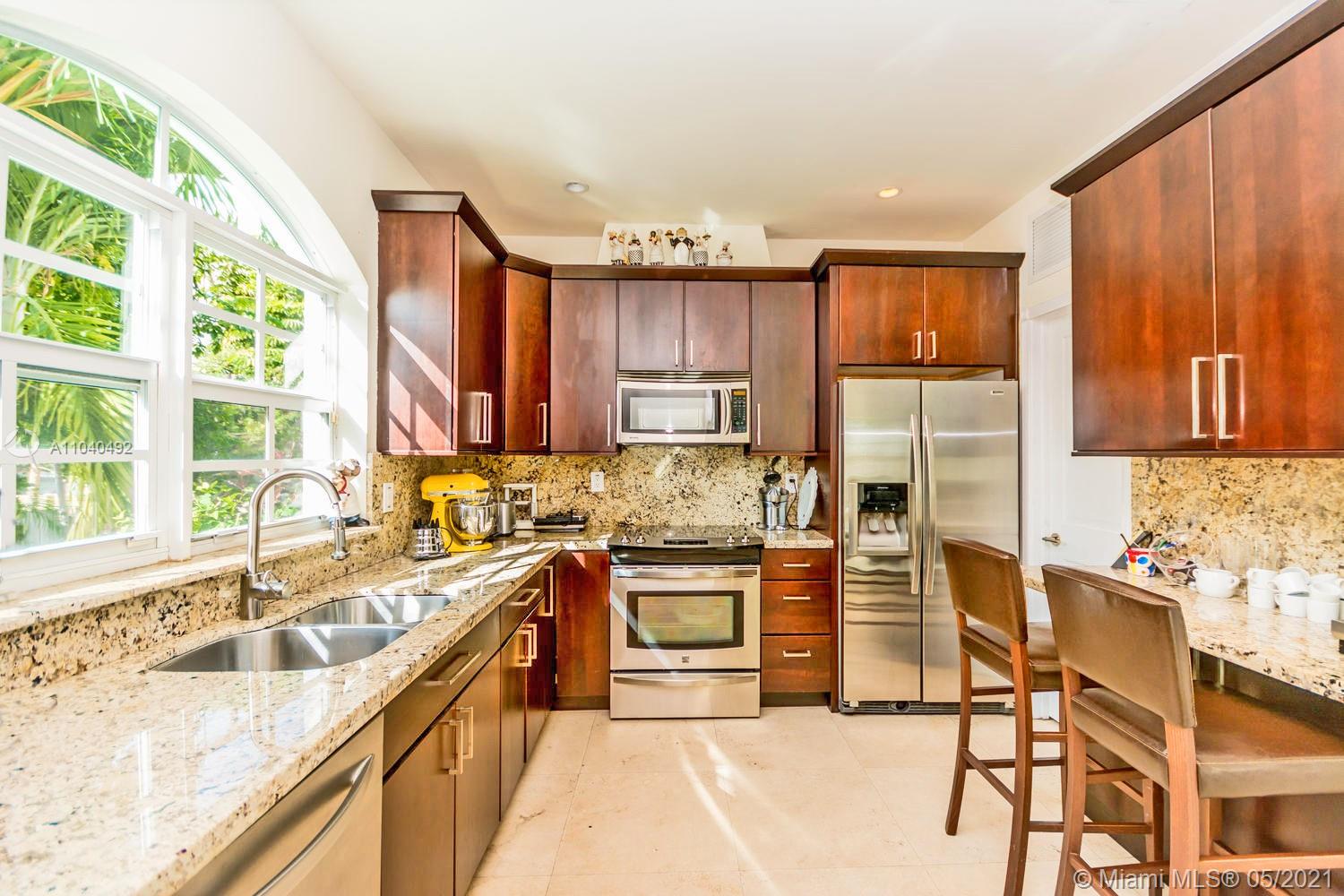 292 Fernwood Road Key Biscayne, FL 33149 - Photo 10 of 36