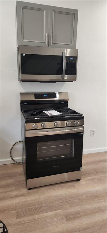 105 Davis Street Pittsburgh, PA 15209 - Photo 6 of 17 New Stove and Microwave