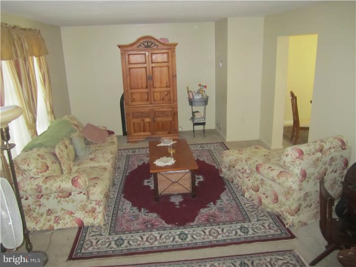 37 Hampshire Road Sicklerville, NJ 08081 - Photo 2 of 7 Living Room