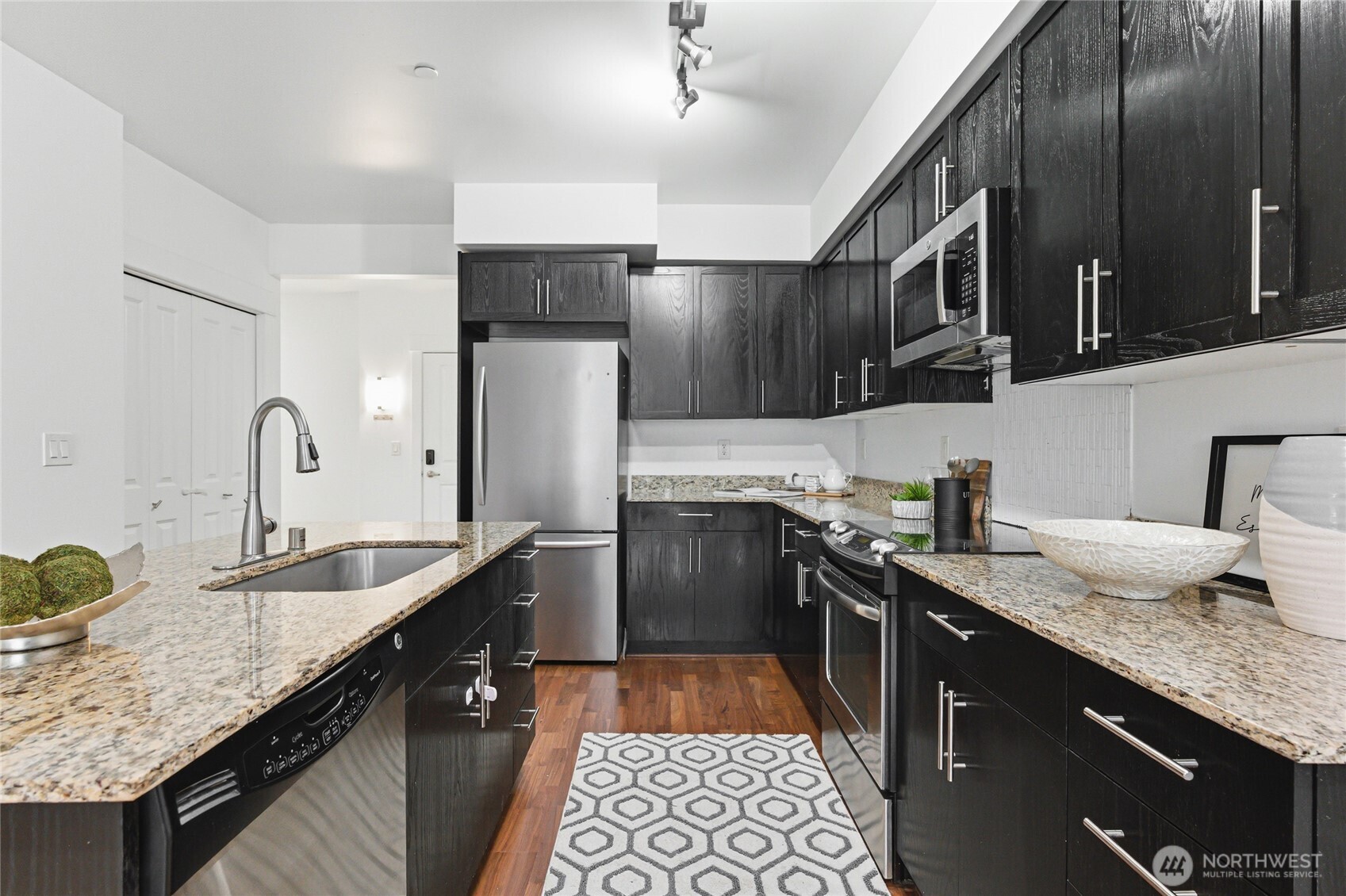 699 John Street, Unit 319 Seattle, WA 98109 - Photo 5 of 39