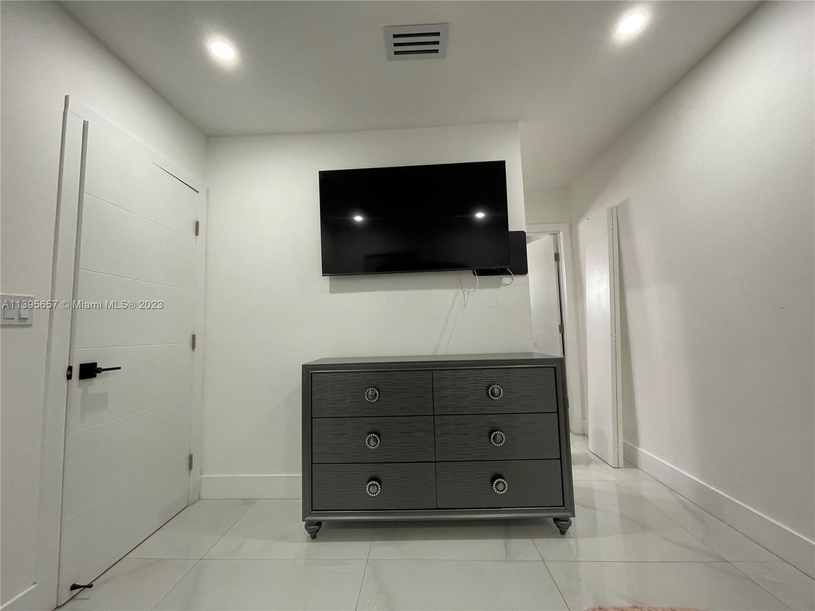 685 East 9th Lane Hialeah, FL 33010 - Photo 40 of 47
