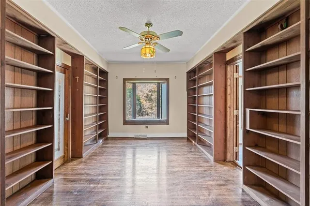 a view of a livingroom with a workspace