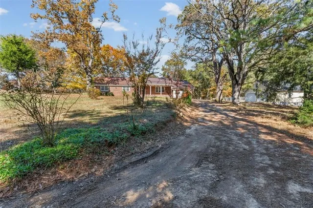 a view of a house with a yard