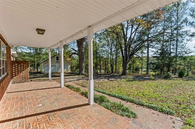 a view of a backyard