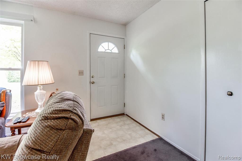 998 Hadley Road Rochester Hills, MI 48307 - Photo 10 of 42