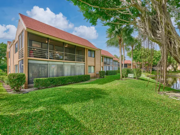 a view of a house with backyard and garden