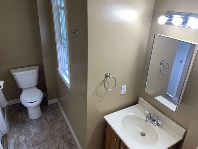 $1,900 | 29 Slocum Street, Unit 2, Acushnet, MA 02743