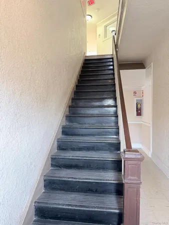 $2,900 | 3 Hillside Avenue, Unit 1, Manhasset, NY 11030