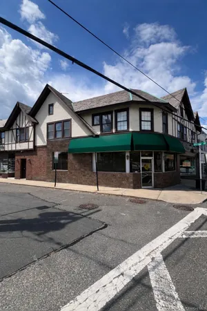 $2,900 | 3 Hillside Avenue, Unit 1, Manhasset, NY 11030
