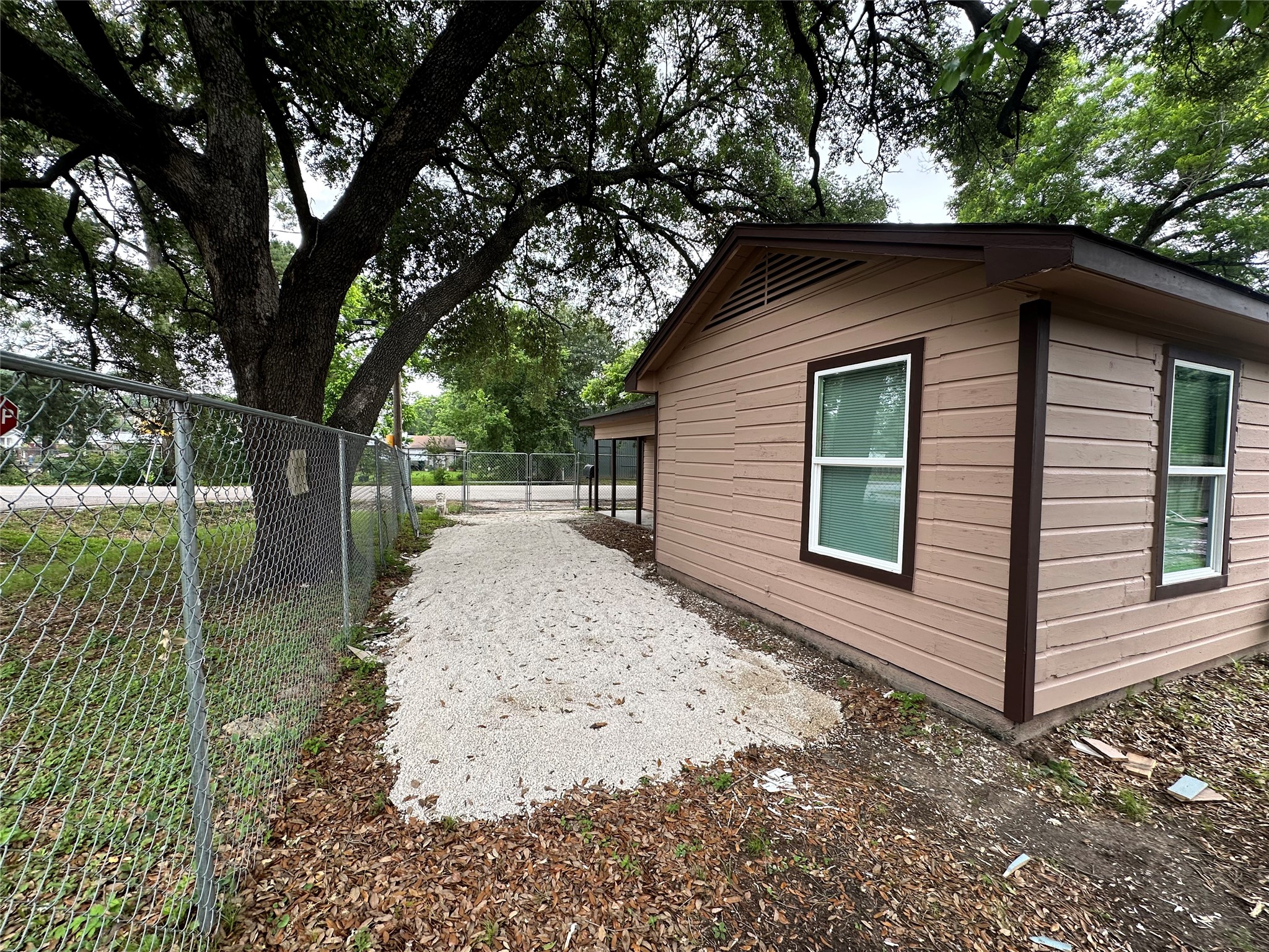 6911 Bauman Road Houston, TX 77022 - Photo 4 of 17