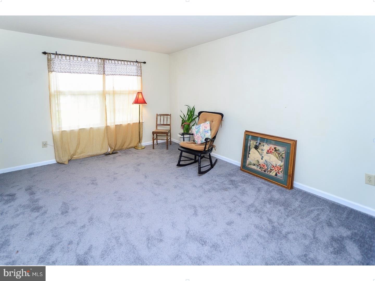 327 Beckett Road Gloucester County, NJ 08085 - Photo 4 of 25 Living Room