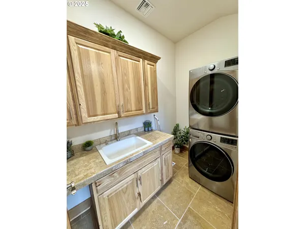 $2,149,000 | 94098 Rubys Way, Gold Beach, OR 97444