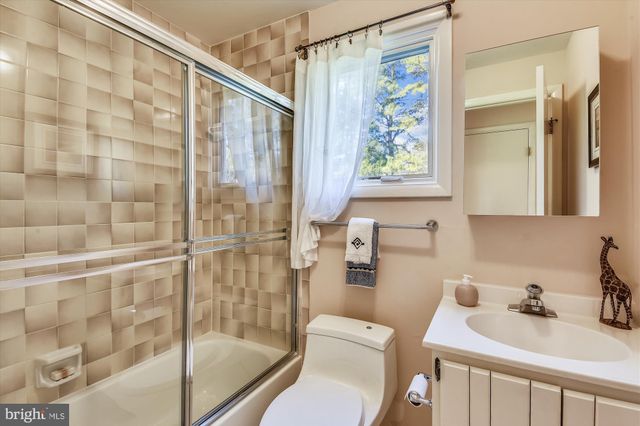 $916,500 | 11206 Georgetown Pike, Great Falls, VA 22066