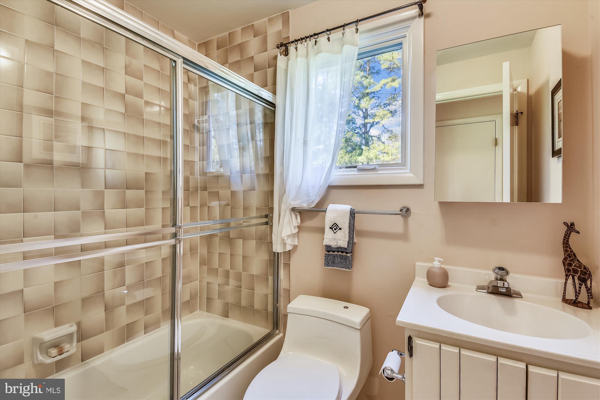 11206 Georgetown Pike Great Falls, VA 22066 - Photo 21 of 47 MAIN LEVEL: FULL HALL BATH