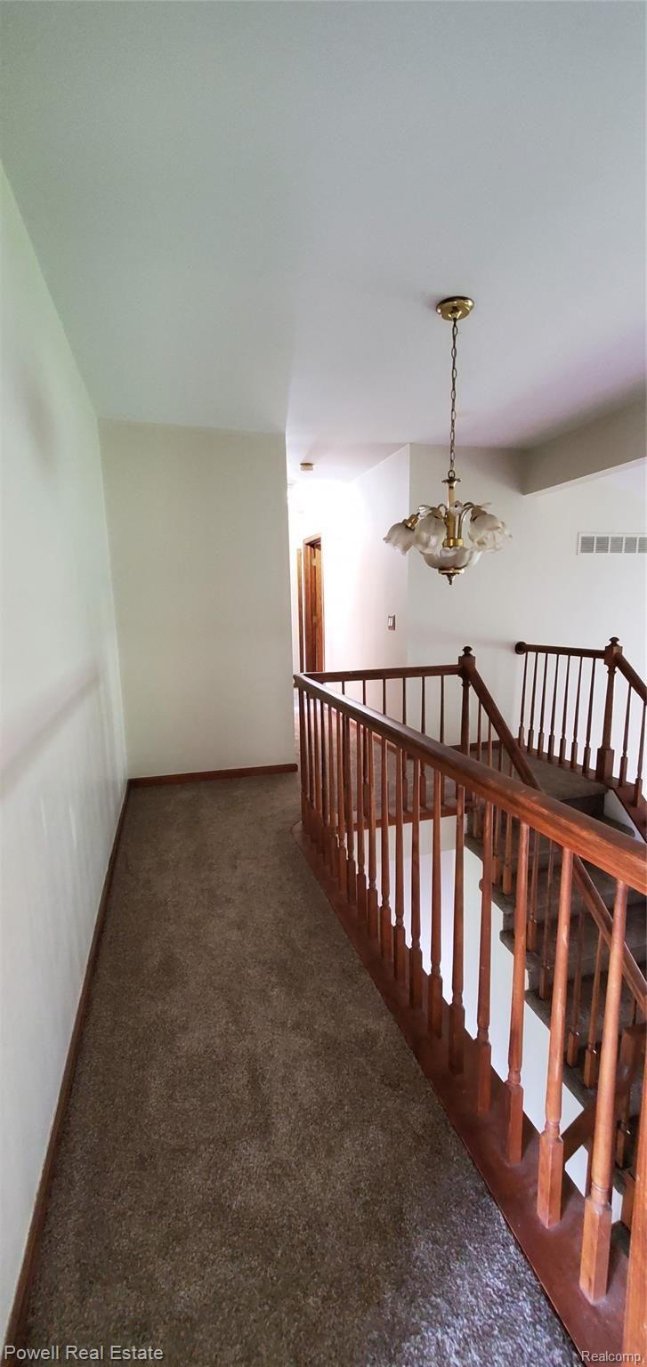 835 Stanford Circle Rochester, MI 48309 - Photo 17 of 18 Hallway - Upstairs.jpg