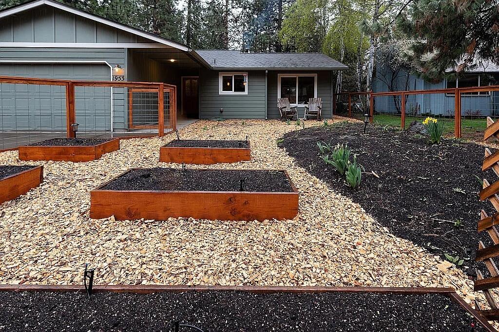 1953 Southwest Forest Ridge Avenue Bend, OR 97702 - Photo 4 of 29 4