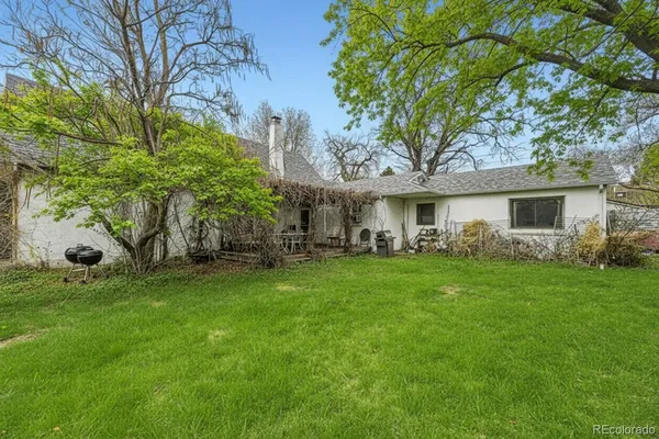 a view of a house with a backyard