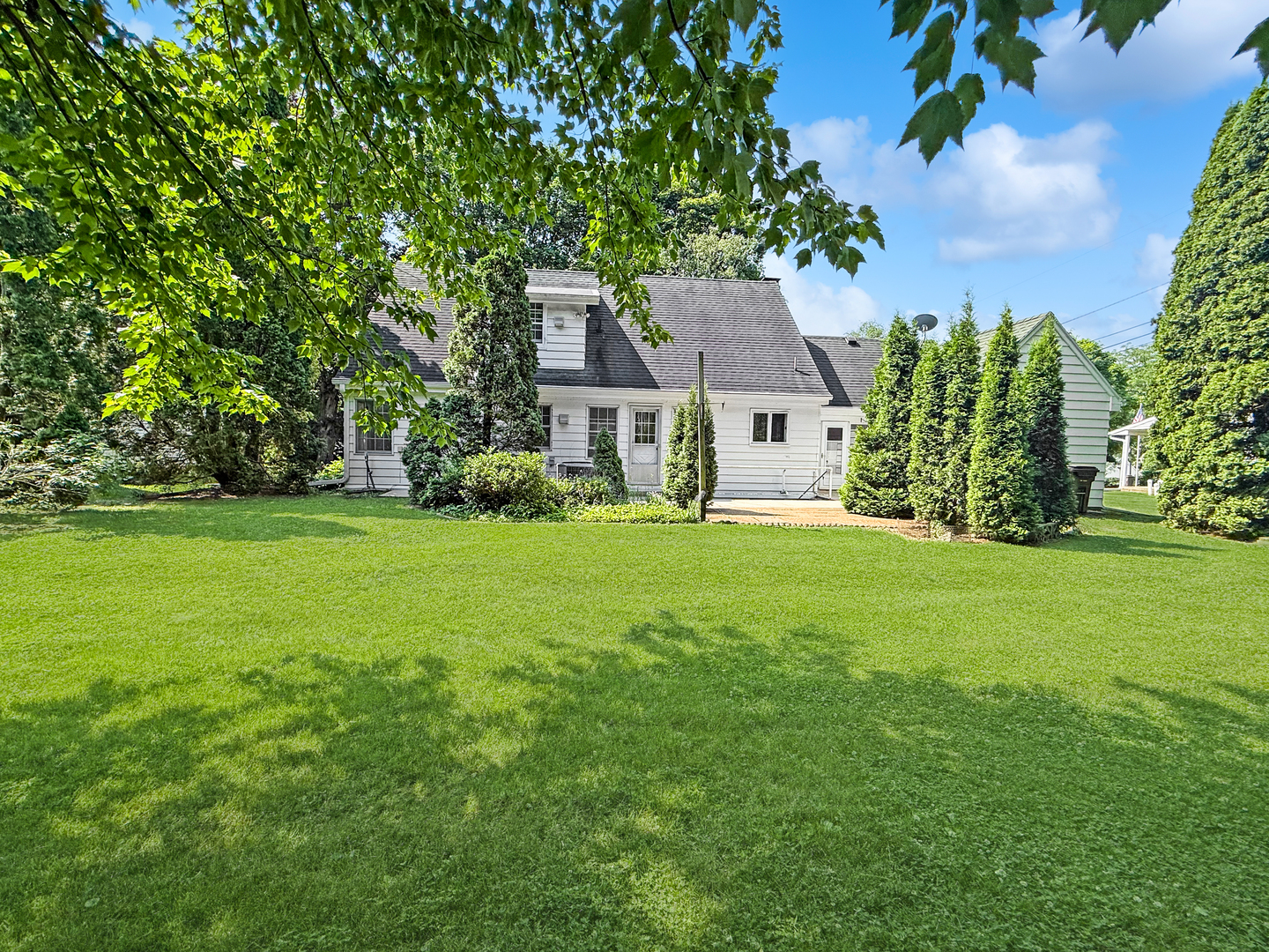 1402 Lacresta Drive Freeport, IL 61032 - Photo 2 of 26