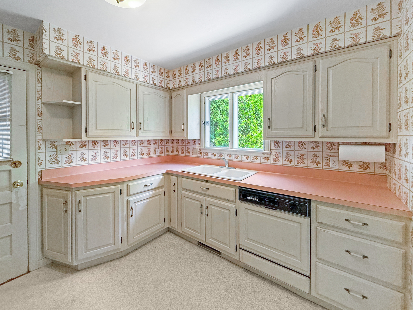 1402 Lacresta Drive Freeport, IL 61032 - Photo 3 of 26