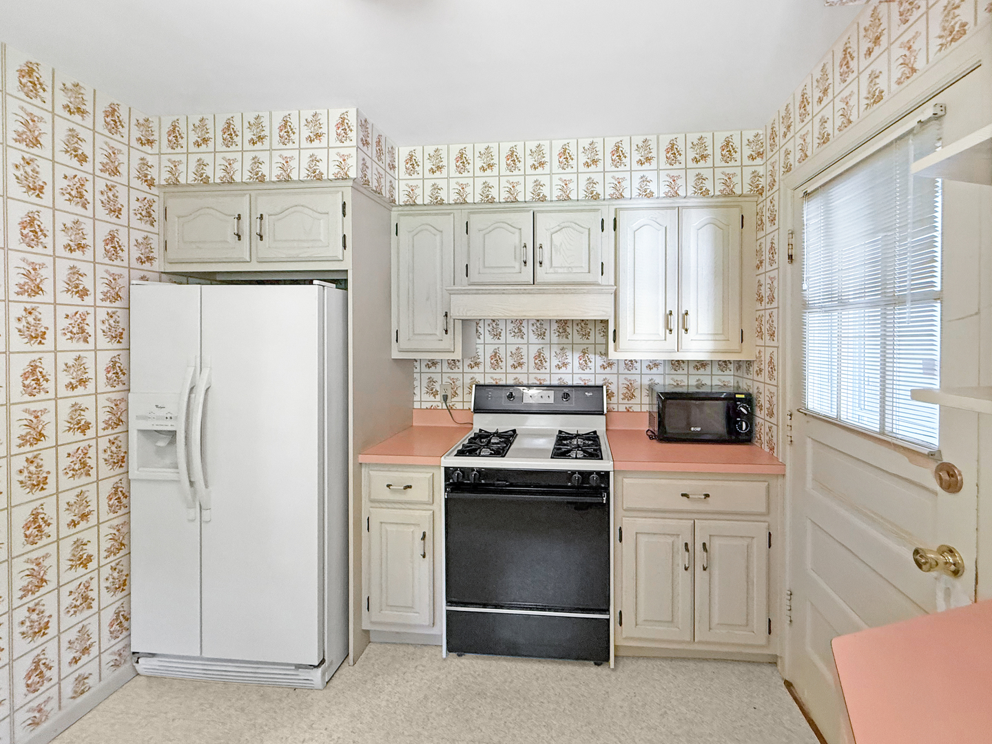 1402 Lacresta Drive Freeport, IL 61032 - Photo 4 of 26