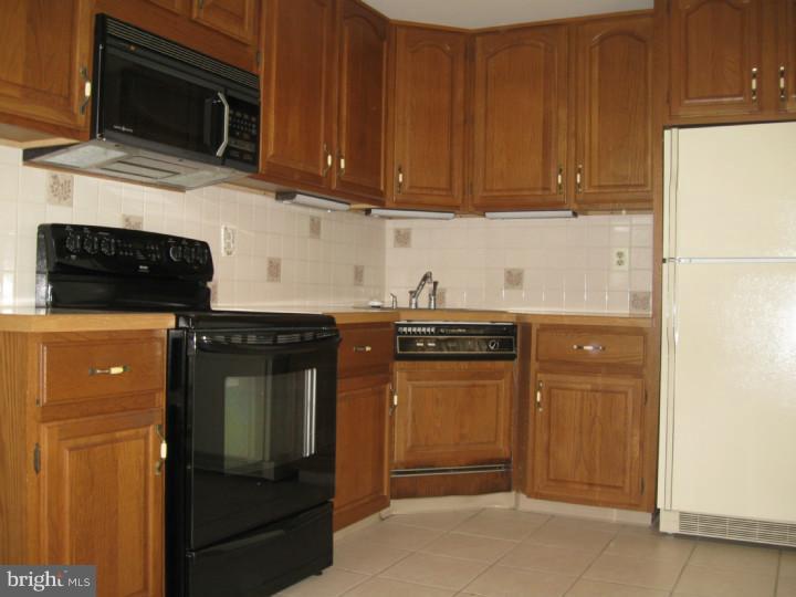 35 Norwyn Road Hatboro, PA 19040 - Photo 16 of 18 Kitchen