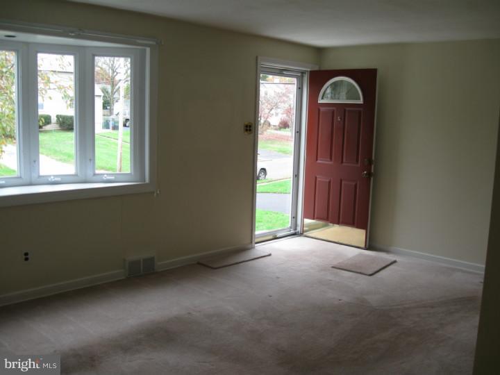 35 Norwyn Road Hatboro, PA 19040 - Photo 6 of 18 Living Room