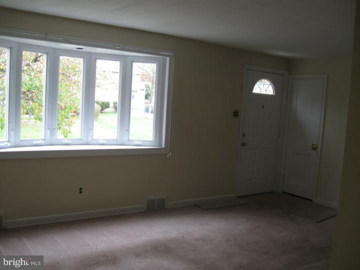 35 Norwyn Road Hatboro, PA 19040 - Photo 7 of 18 Living Room