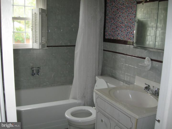 35 Norwyn Road Hatboro, PA 19040 - Photo 8 of 18 Bathroom