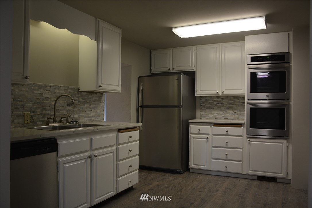 12606 Chain Lake Road Snohomish, WA 98290 - Photo 14 of 25 a kitchen with appliances a refrigerator and cabinets