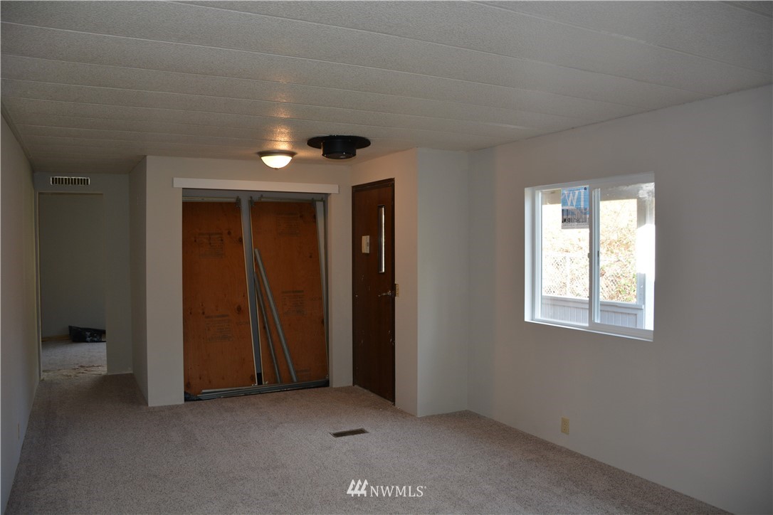 12606 Chain Lake Road Snohomish, WA 98290 - Photo 19 of 25 an empty room with closet and a window