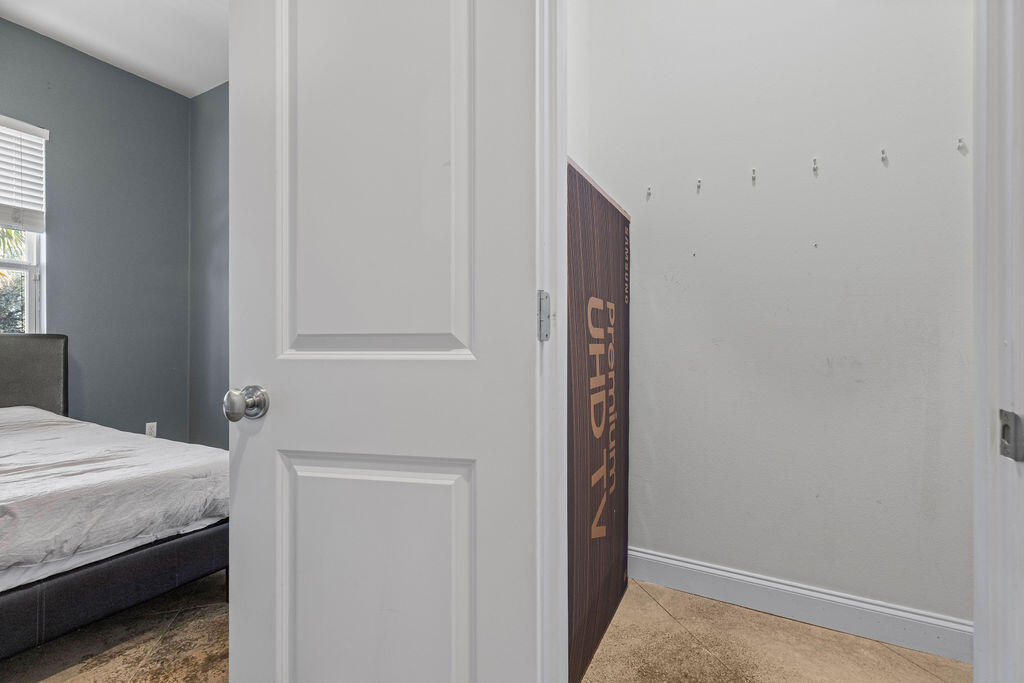 323 Main Street Destin, FL 32541 - Photo 17 of 43 a room that has a bed and a window in it