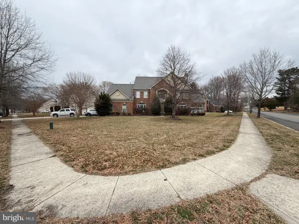 a view of a yard with a house