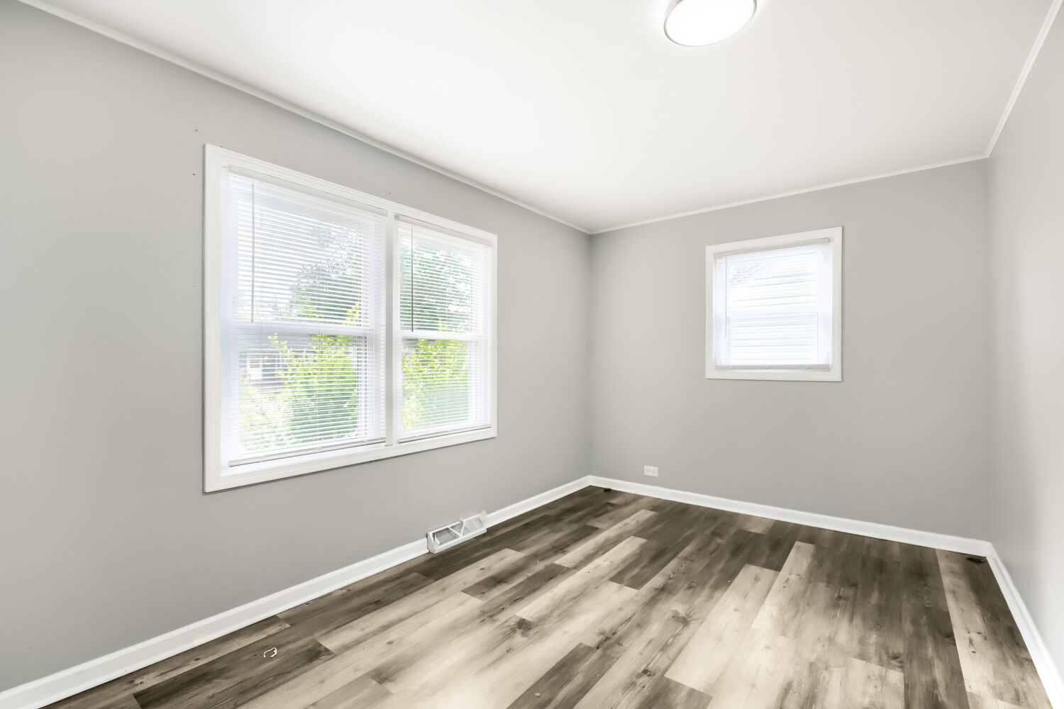 15013 Springfield Avenue Midlothian, IL 60445 - Photo 11 of 17 an empty room with a window