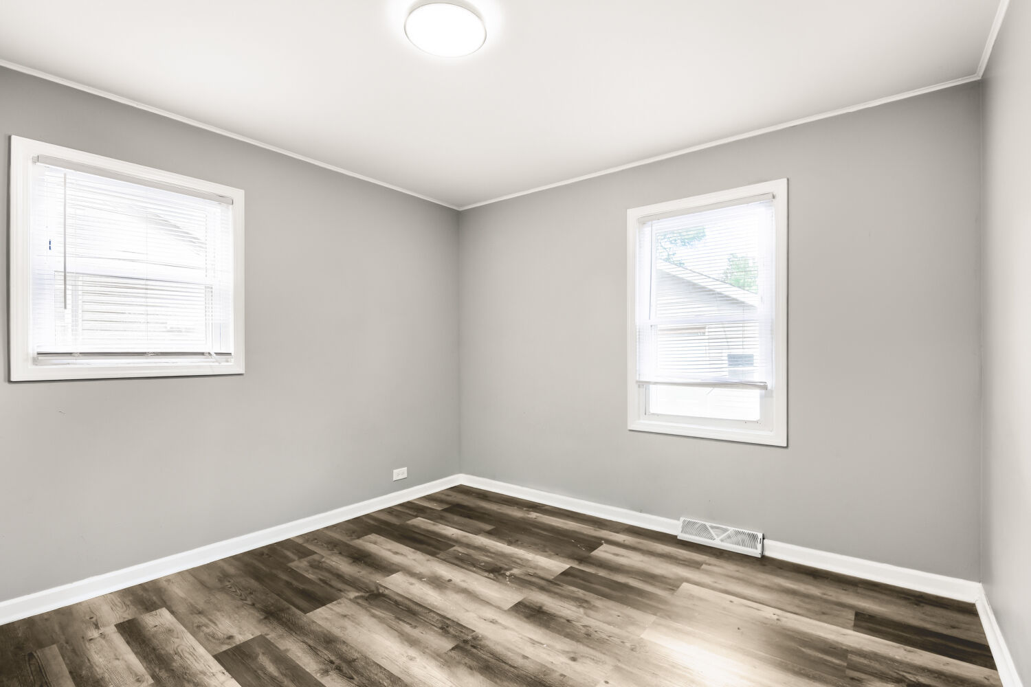 15013 Springfield Avenue Midlothian, IL 60445 - Photo 12 of 17 an empty room with a window