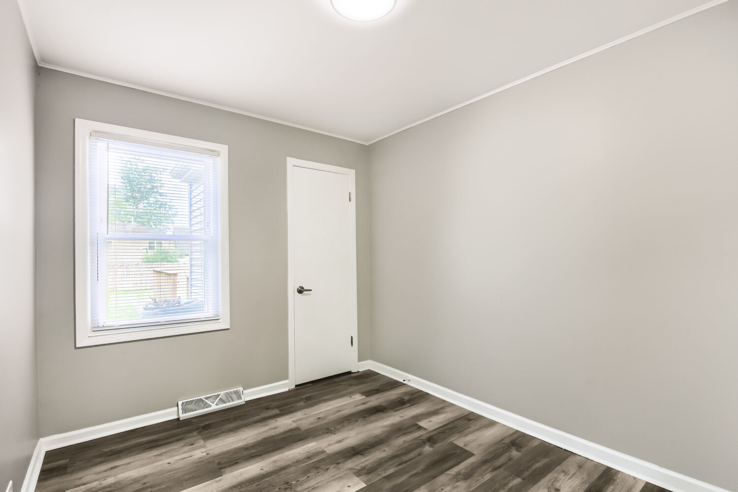 15013 Springfield Avenue Midlothian, IL 60445 - Photo 13 of 17 a view of an empty room with wooden floor and a window