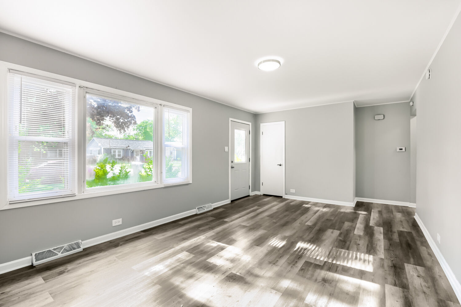 15013 Springfield Avenue Midlothian, IL 60445 - Photo 5 of 17 a view of an empty room with a window
