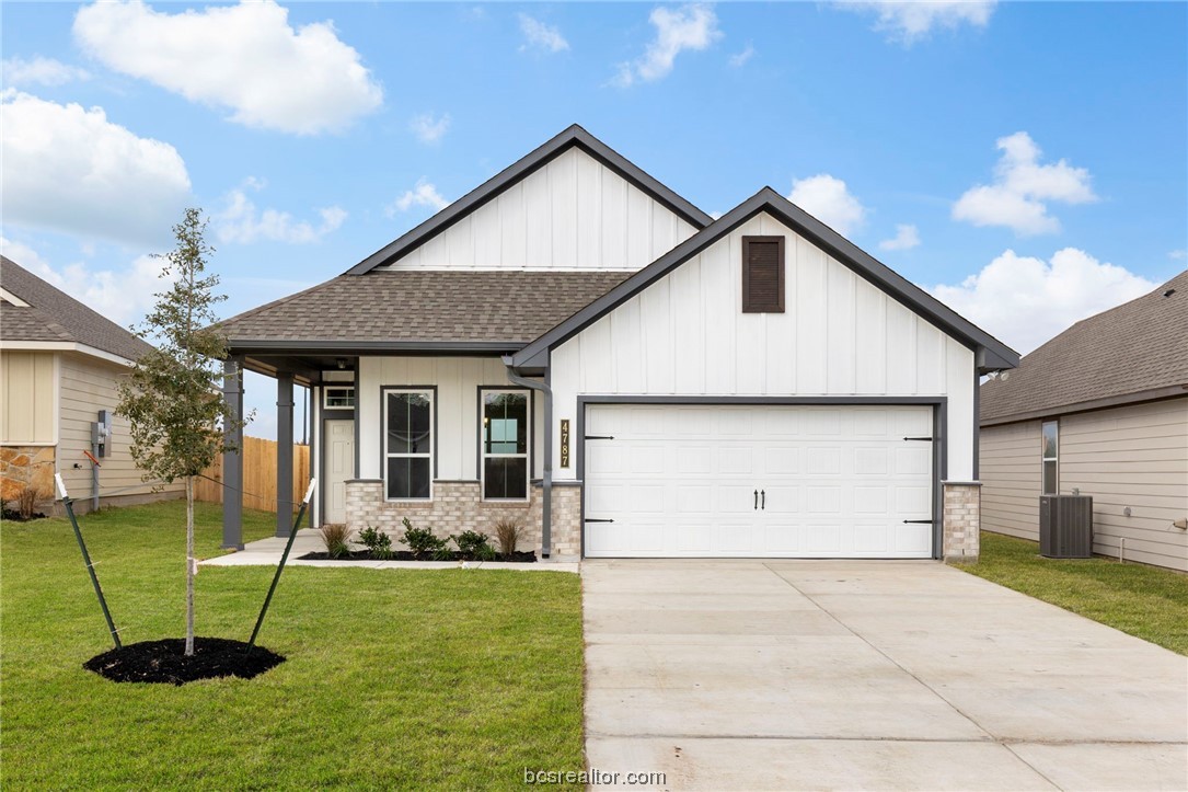 a view of a house with backyard