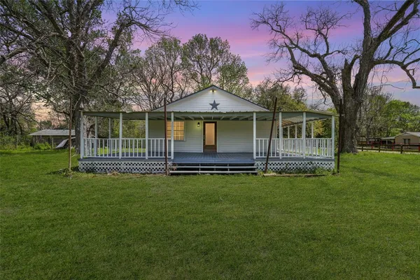 a view of a house with a backyard