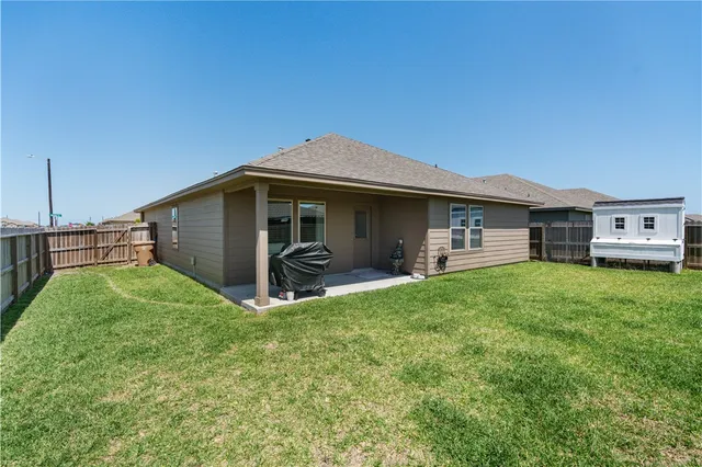 a view of a house with backyard