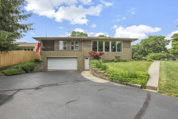 $375,000 | 855 East Village Drive, Newark, OH 43055