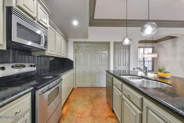 $2,250 | 104 Richardson Avenue, Unit A, Lafayette, LA 70503