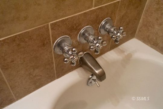 417 North Alvord Street Ridgecrest, CA 93555 - Photo 22 of 35 a bathroom with a shower
