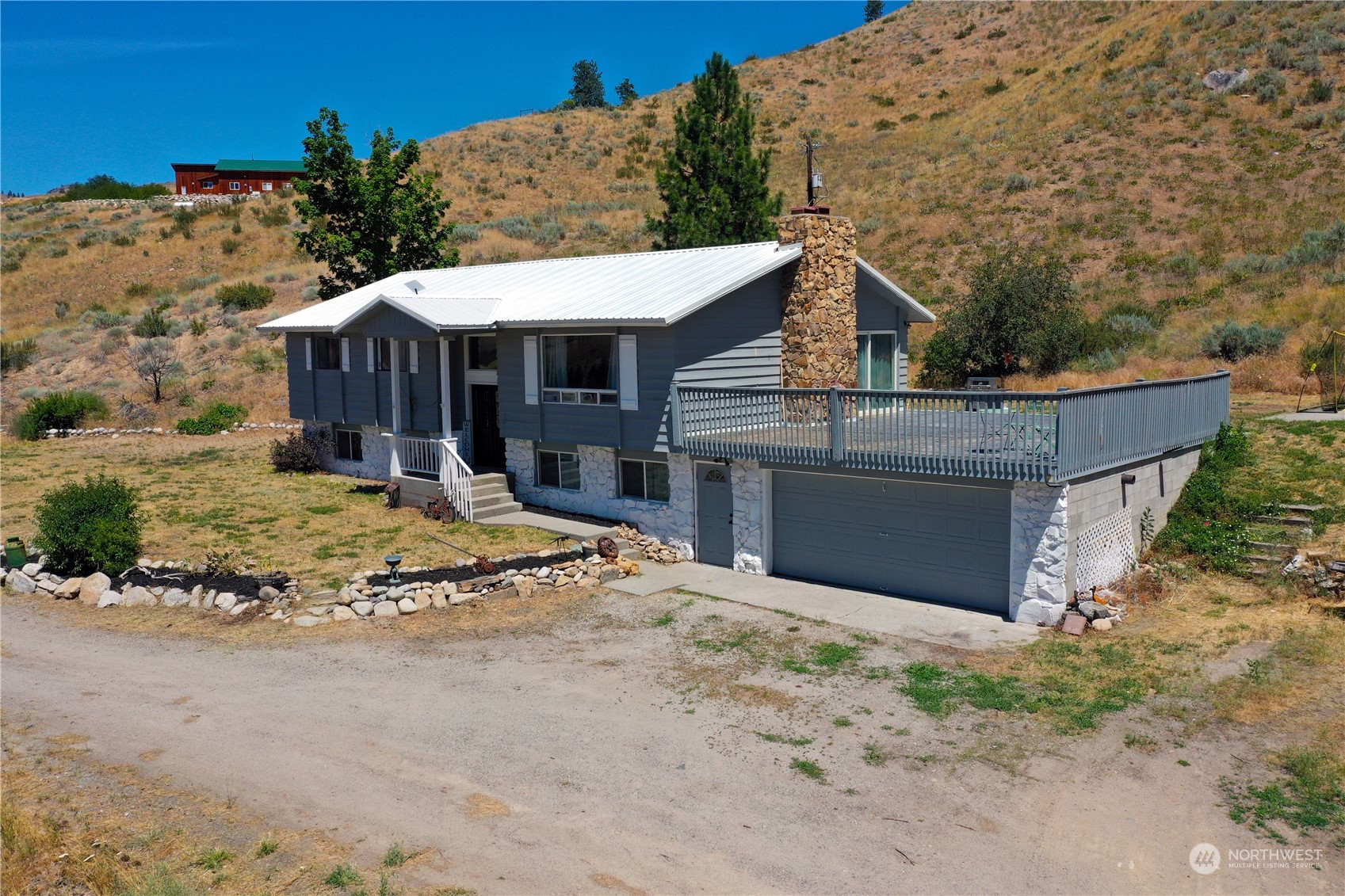 2 French Creek Road Pateros, WA 98846 - Photo 3 of 40 a backyard of a house