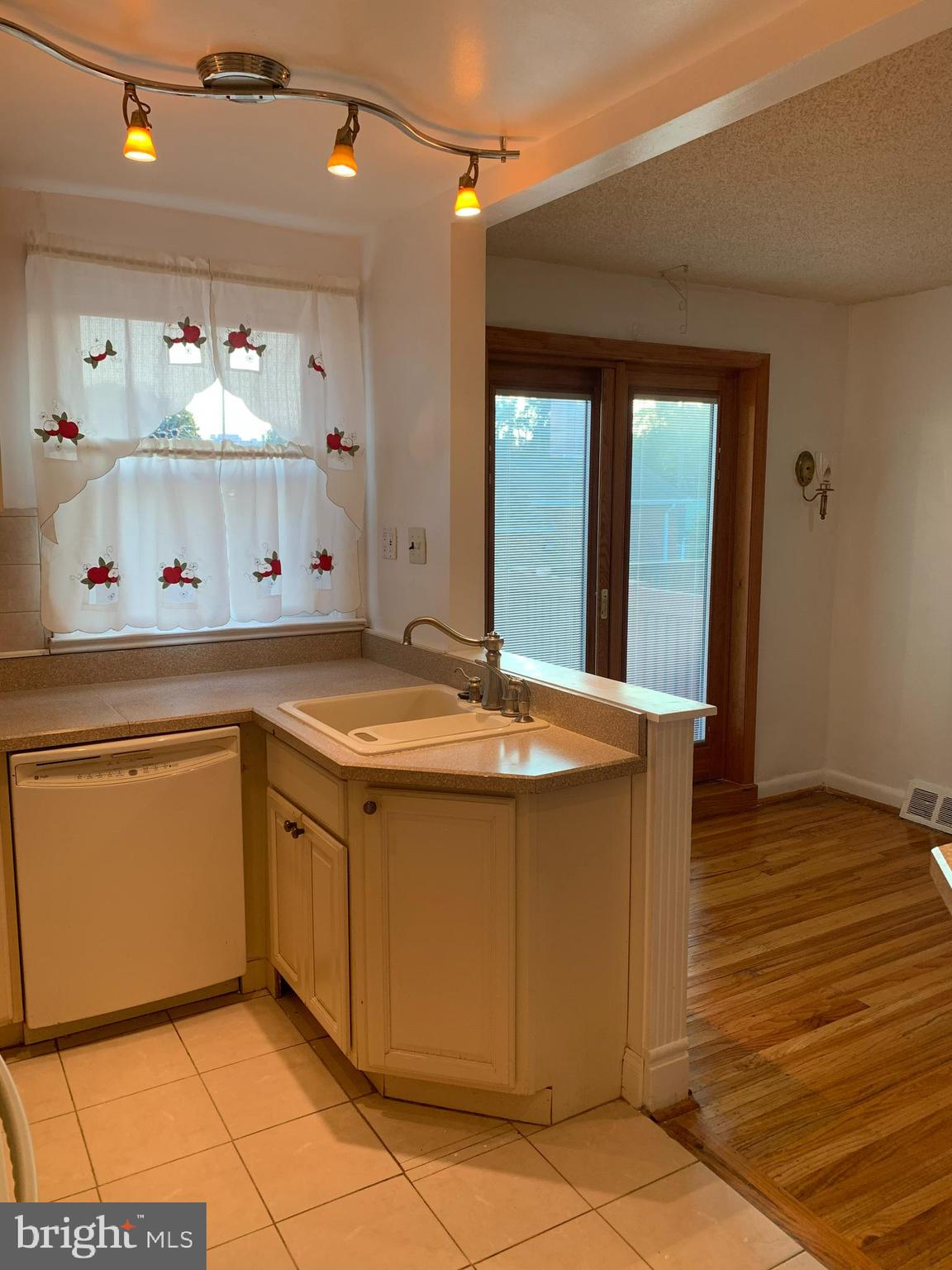 8654 Rugby Street Philadelphia, PA 19150 - Photo 10 of 38 Gallery Image 10
