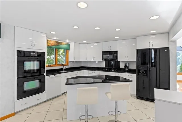 $1,200,000 | 2 Thompson Road, Foxboro, MA 02035