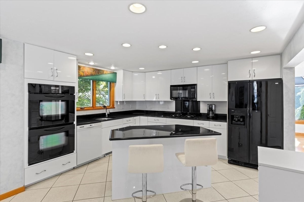 2 Thompson Road Foxboro, MA 02035 - Photo 4 of 40