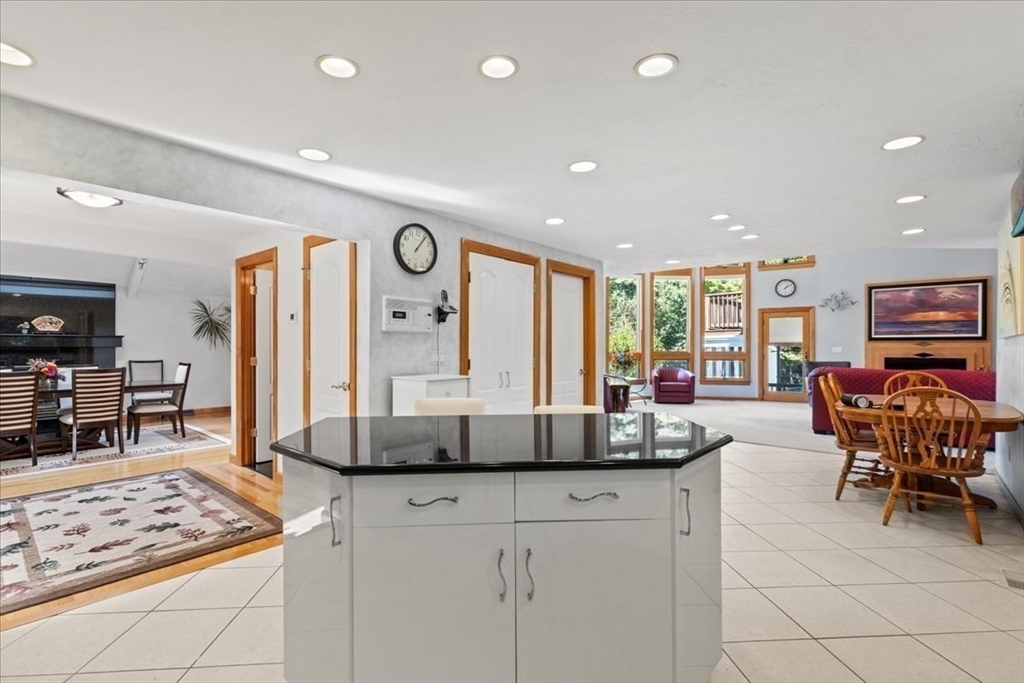 2 Thompson Road Foxboro, MA 02035 - Photo 5 of 40