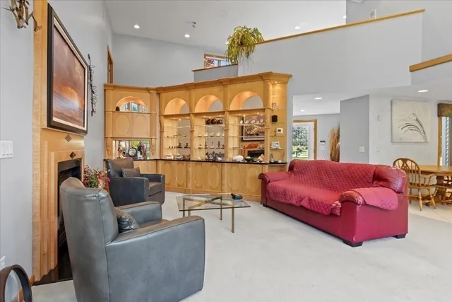 $1,200,000 | 2 Thompson Road, Foxboro, MA 02035