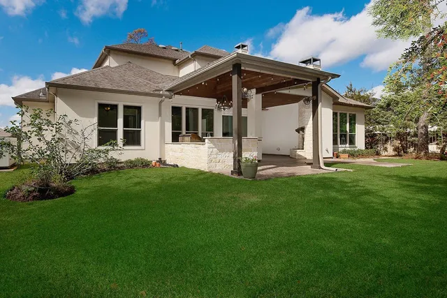 a view of a house with backyard